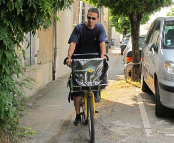 A vélo avec un facteur